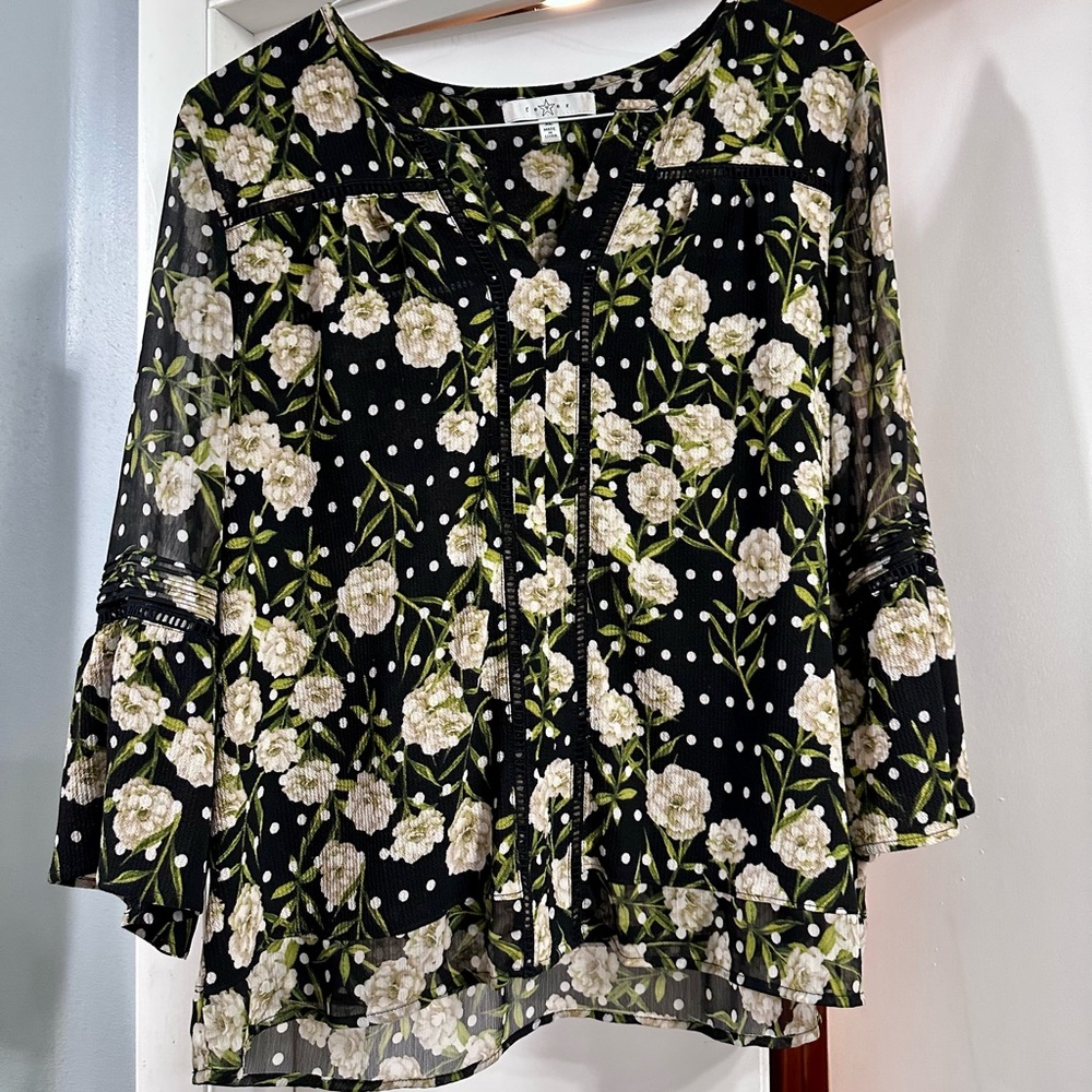 Women’s Tops - Picture 9 of 10